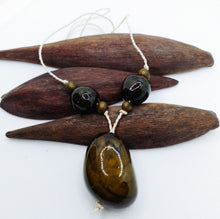Cargar imagen en el visor de la galería, Green Jarina & Açaí Pendant Necklace