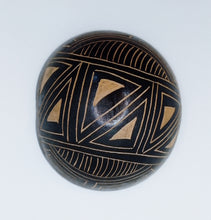 Cargar imagen en el visor de la galería, Small Amazon Carved Gourd V