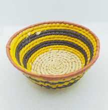 Cargar imagen en el visor de la galería, Yellow and Black Tucuma Basket