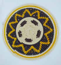 Cargar imagen en el visor de la galería, Arapinas Tucuma Woven Circle