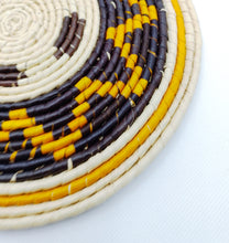 Cargar imagen en el visor de la galería, Arapinas Tucuma Woven Circle