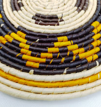 Cargar imagen en el visor de la galería, Arapinas Tucuma Woven Circle