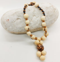 Cargar imagen en el visor de la galería, White acai and Coconut Shell Bead Necklace