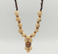 Cargar imagen en el visor de la galería, White acai and Coconut Shell Bead Necklace