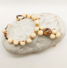 Cargar imagen en el visor de la galería, White acai and Coconut Shell Bead Necklace