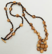 Cargar imagen en el visor de la galería, Natural Acai and Wood Bead Necklace