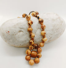Cargar imagen en el visor de la galería, Natural Acai and Wood Bead Necklace