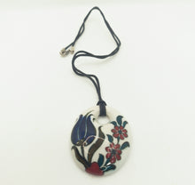 Cargar imagen en el visor de la galería, Iznik Ceramic Tulip Pendant Necklace
