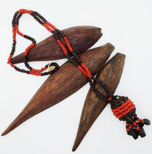 Cargar imagen en el visor de la galería, Wai-Wai Morototo Seeds Black Kathena Globe Necklace II
