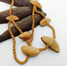 Cargar imagen en el visor de la galería, Aguaí &amp; Olho de Cabra Seeds Necklace
