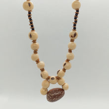 Cargar imagen en el visor de la galería, White Acai and Pona Bead Necklace
